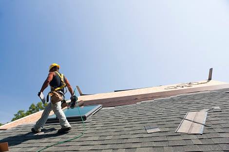 Roofer from Palmer Roofing Company new home roof installation in College Place WA